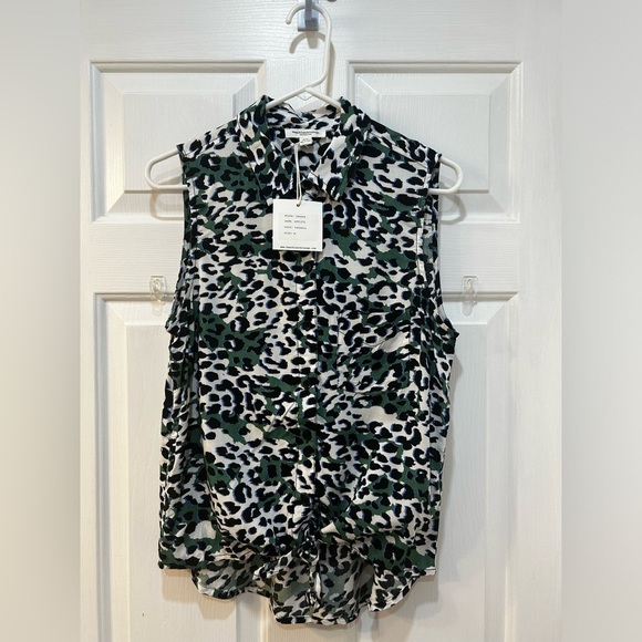 beachlunchlounge Tops - NWT Beach Lunch Lounge Janera Animal Print Top Size M Button Down Front Knot